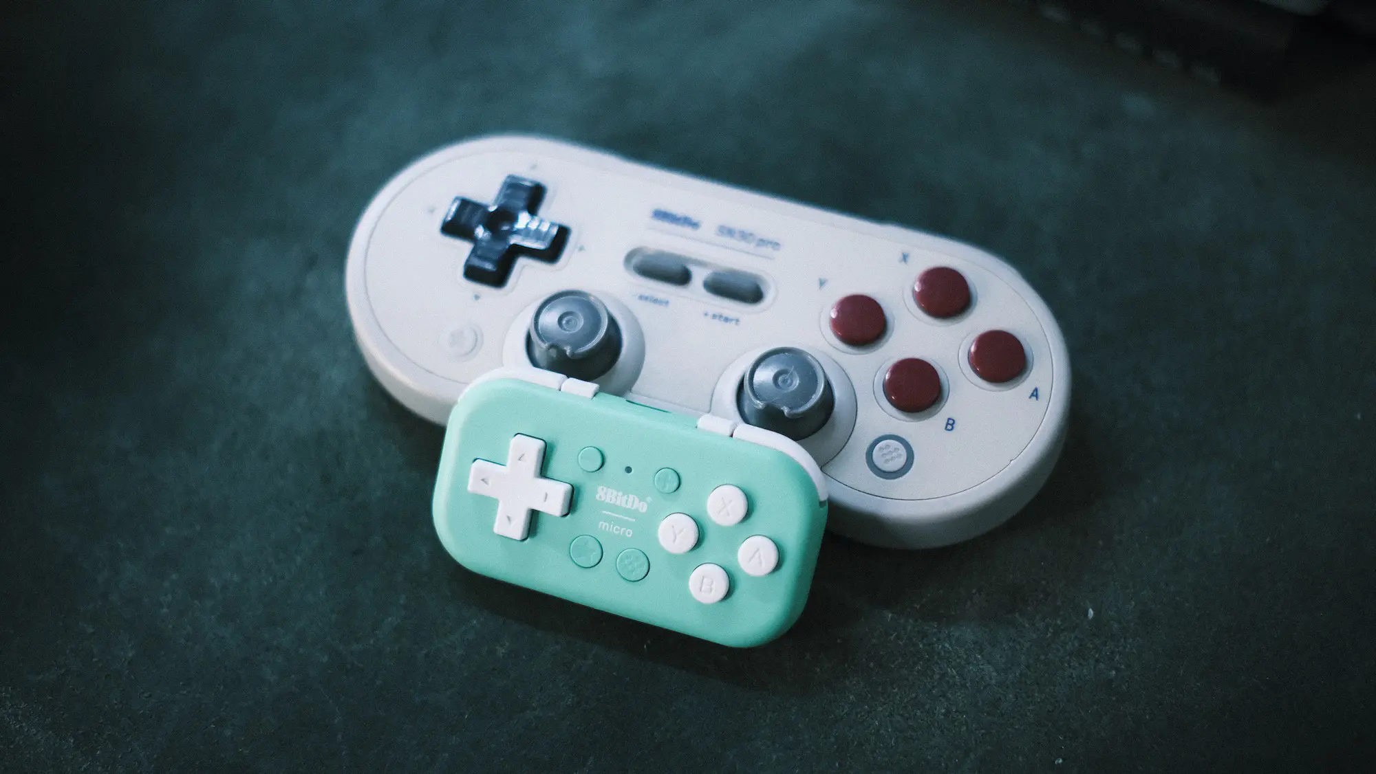 8BitDo MicroとSN30Proの比較画像。非常に小さい