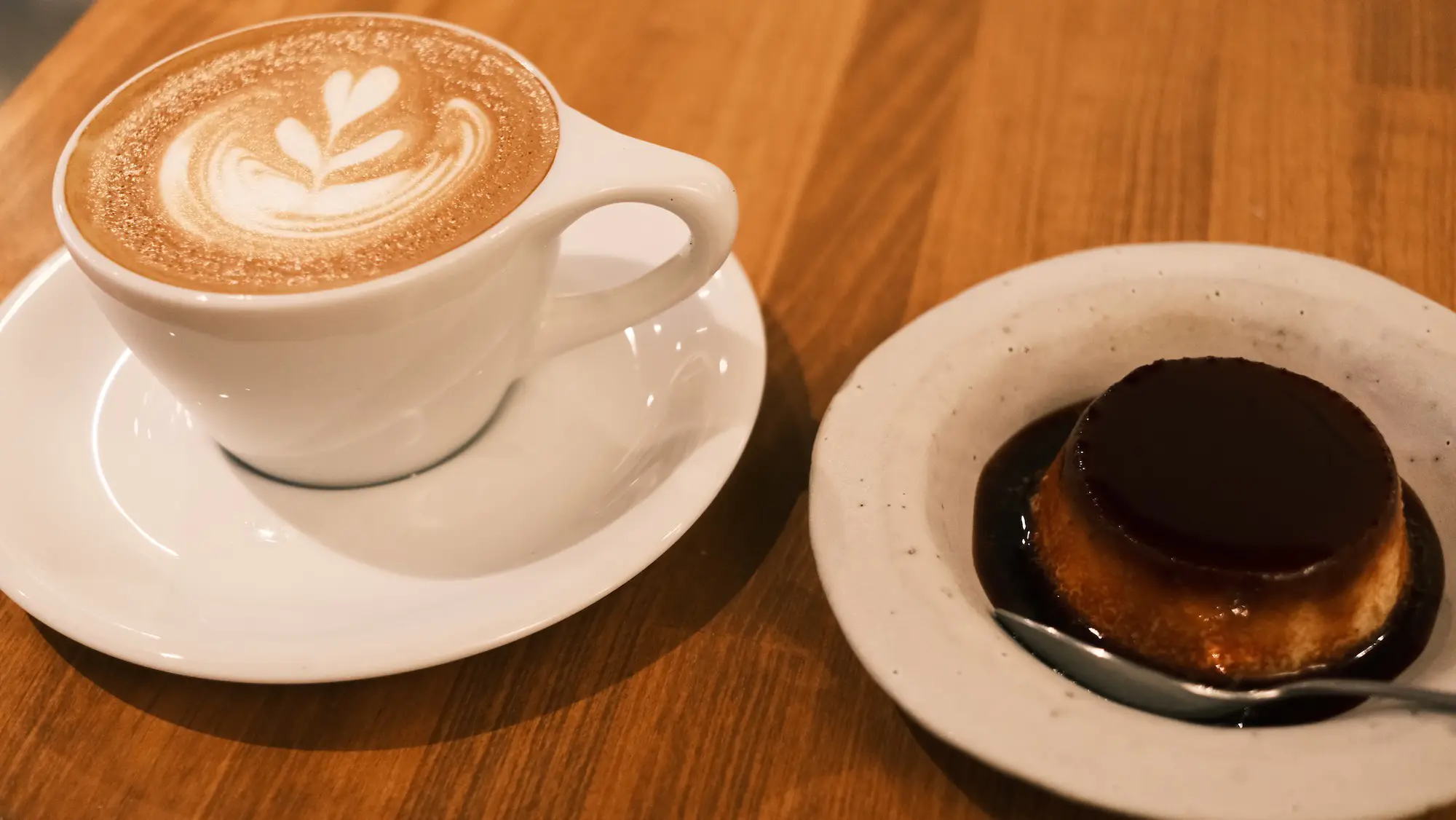 国分寺で入ったカフェのカフェオレとプリン。最近クオリティの高いプリンが多い