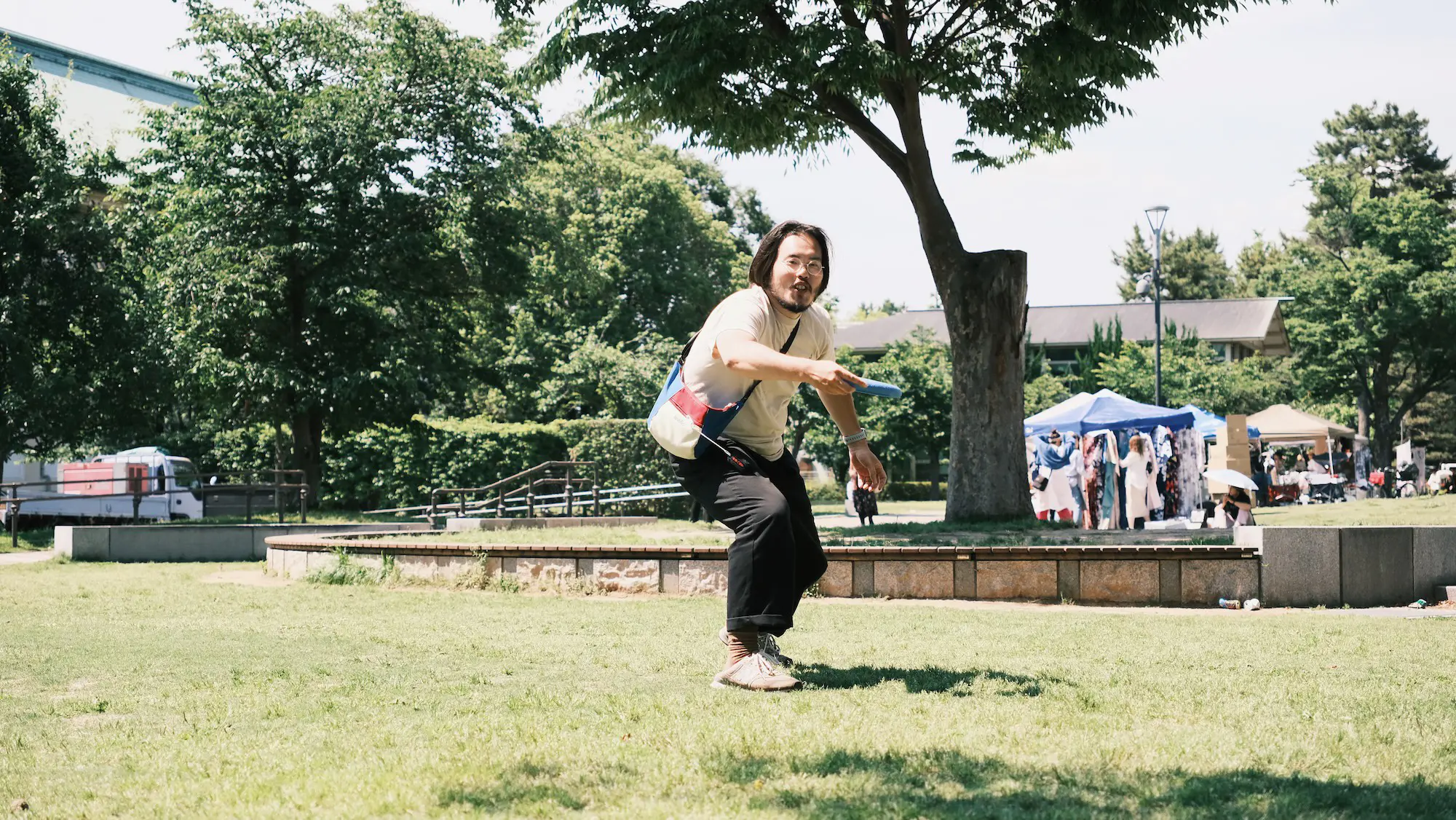 京都の公園で。大瀧さんと阿部さんとフリスビーで遊ぶ