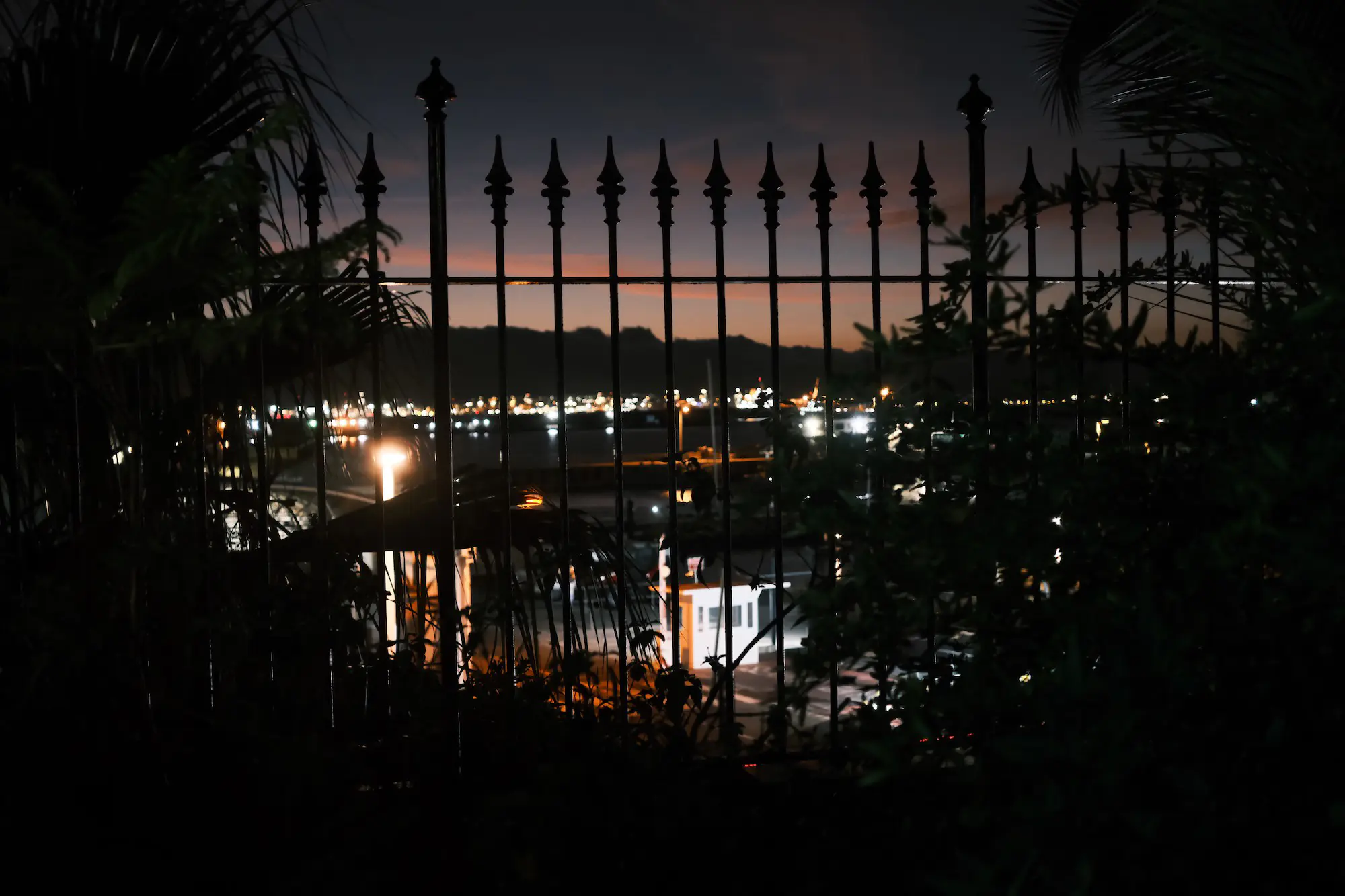 夕飯を食べた後のジブラルタルの夜景