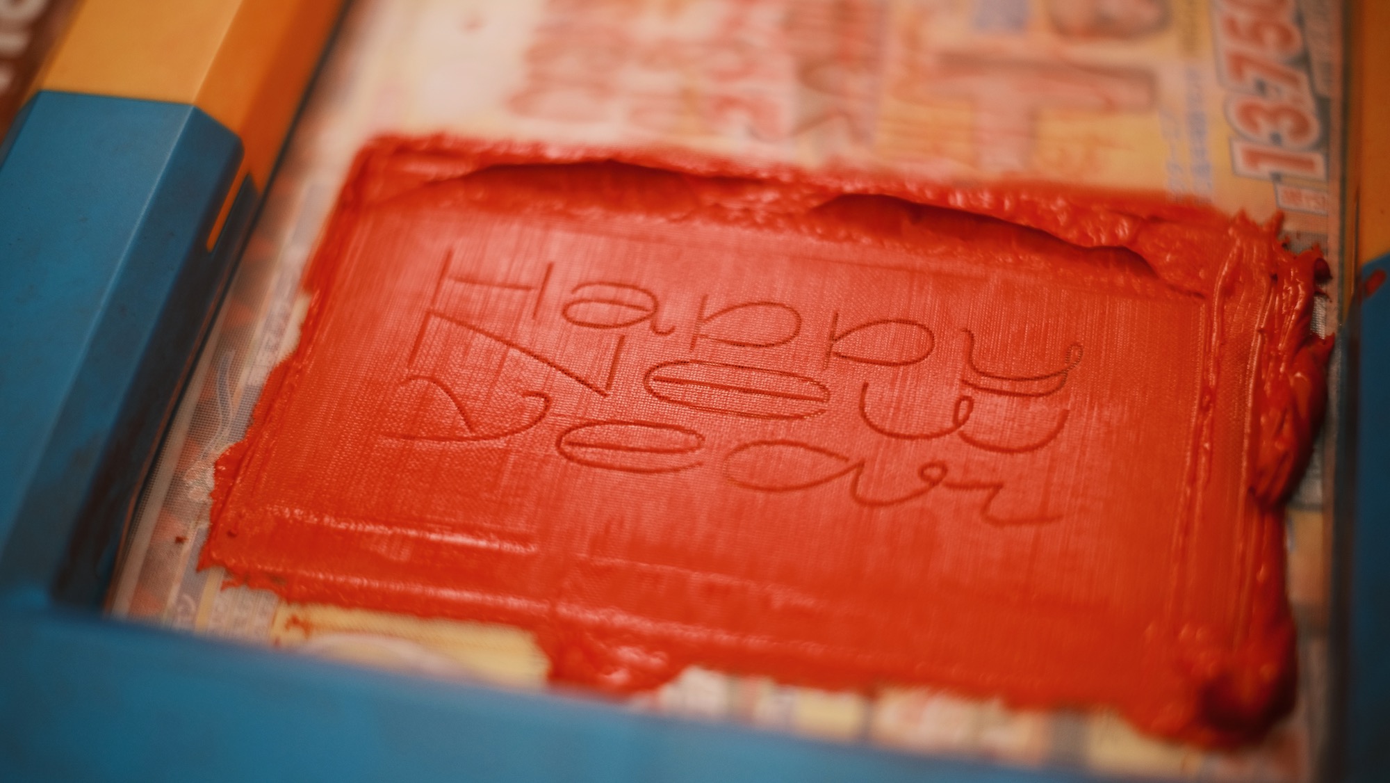 シルクスクリーンの版は文字ごとに分け、それぞれで印刷できるようにした