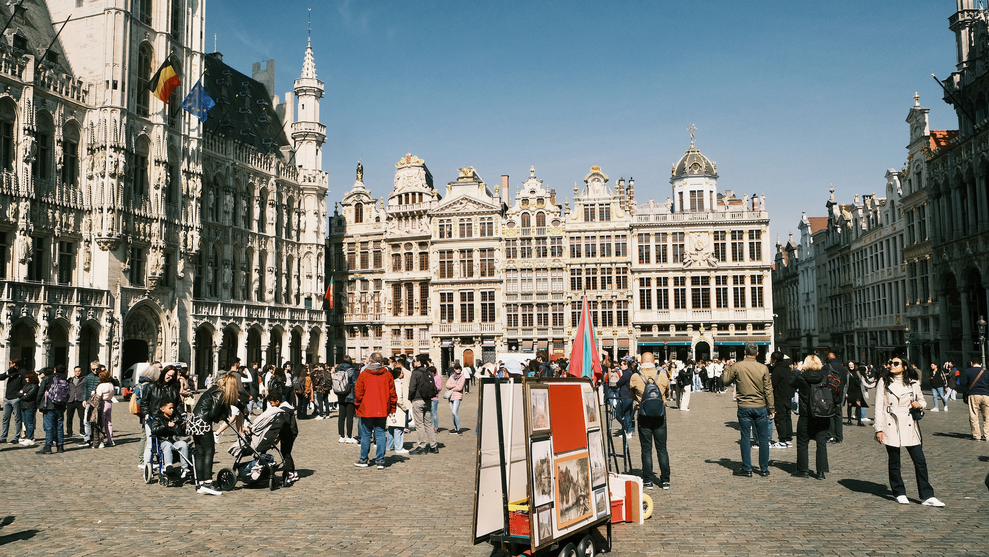 ブリュッセルのグランプラス広場の様子。ゴテゴテした建物がカッコ良い