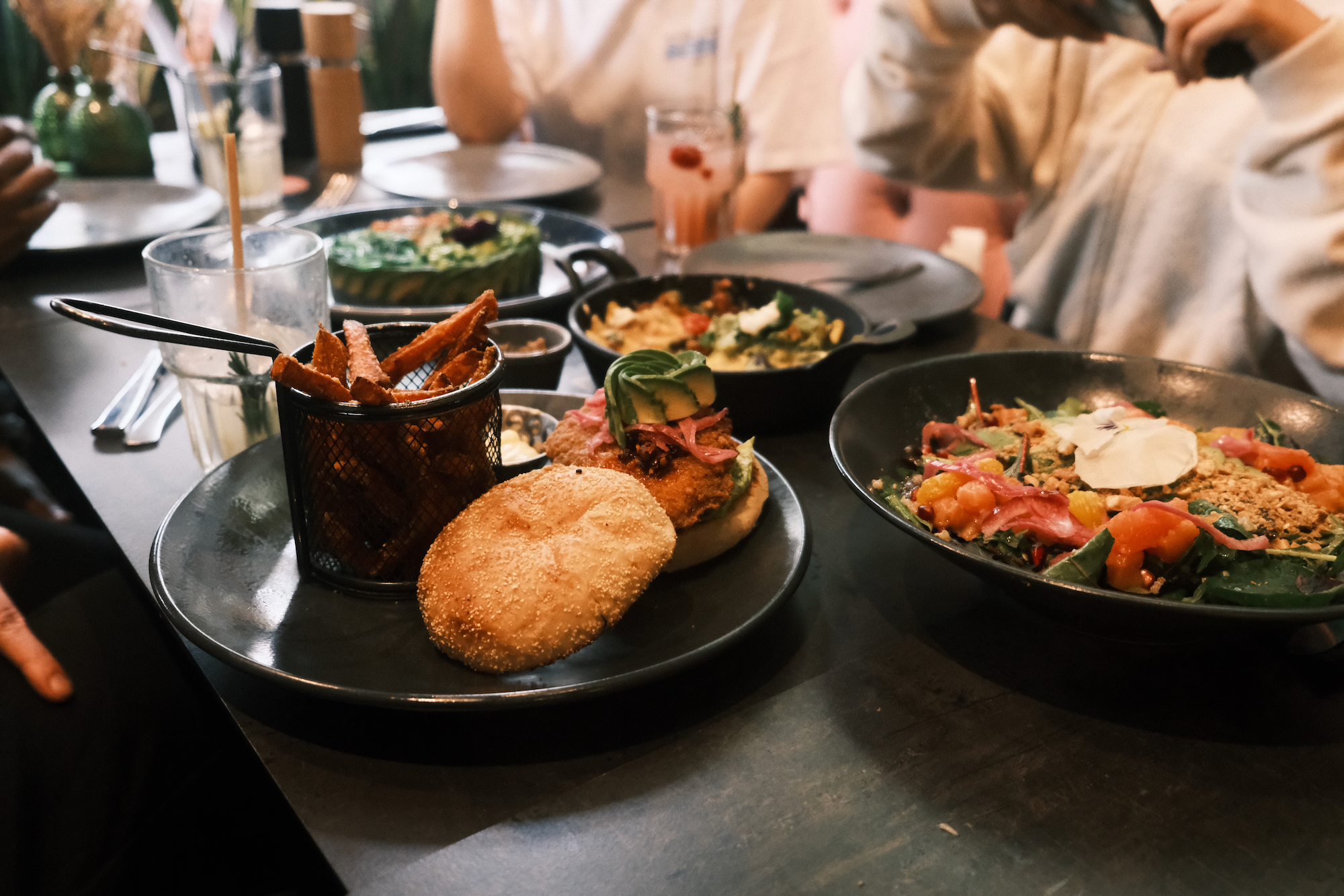 夕飯のアボカドレストラン。別にアムステルダムがアボカドで有名なわけではないらしい