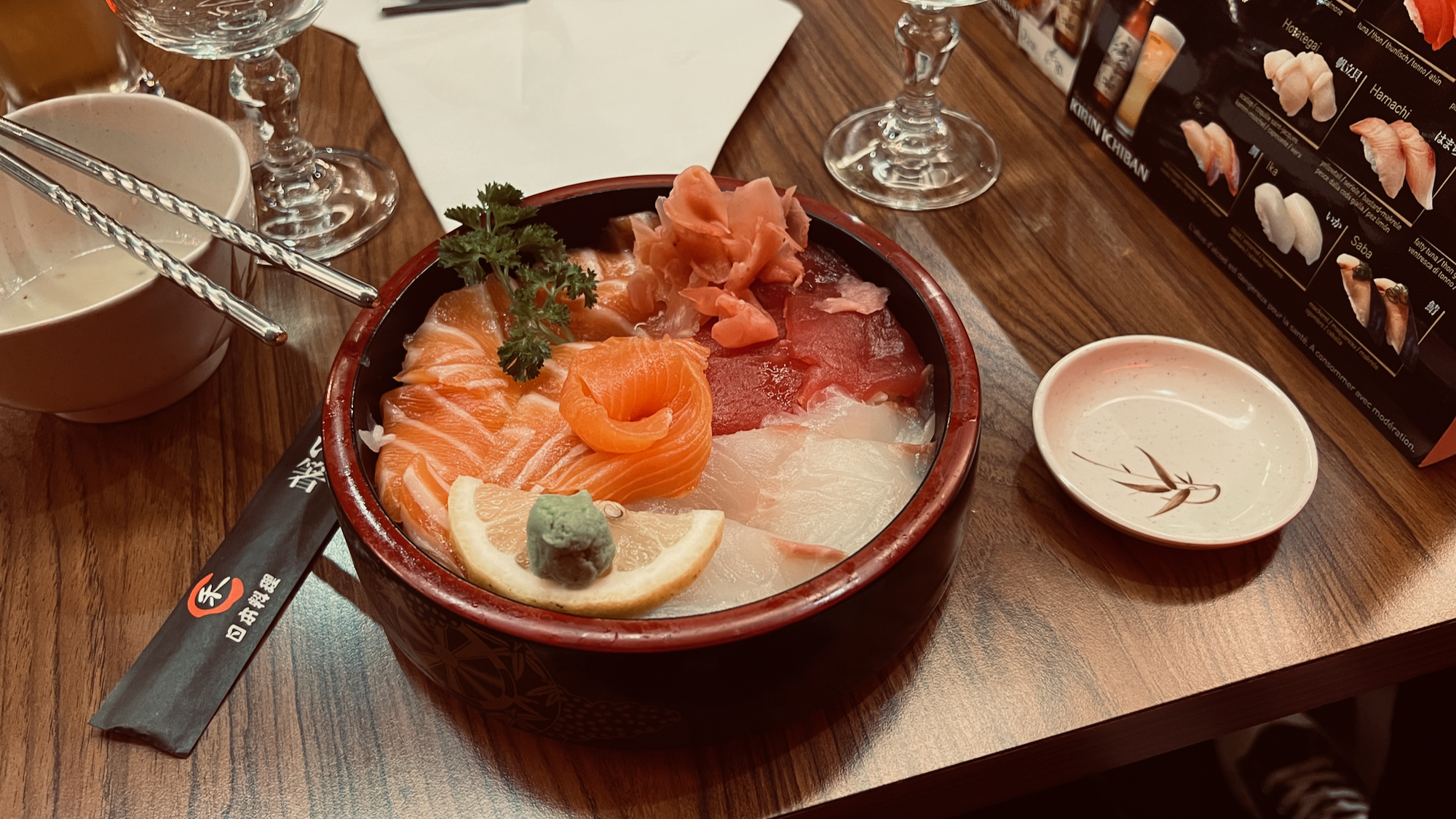 パリの初日のディナー、海鮮丼。こっちに来て和食食べてどうすんだとイギリスに来た頃は思っていたが、比較するのも面白い