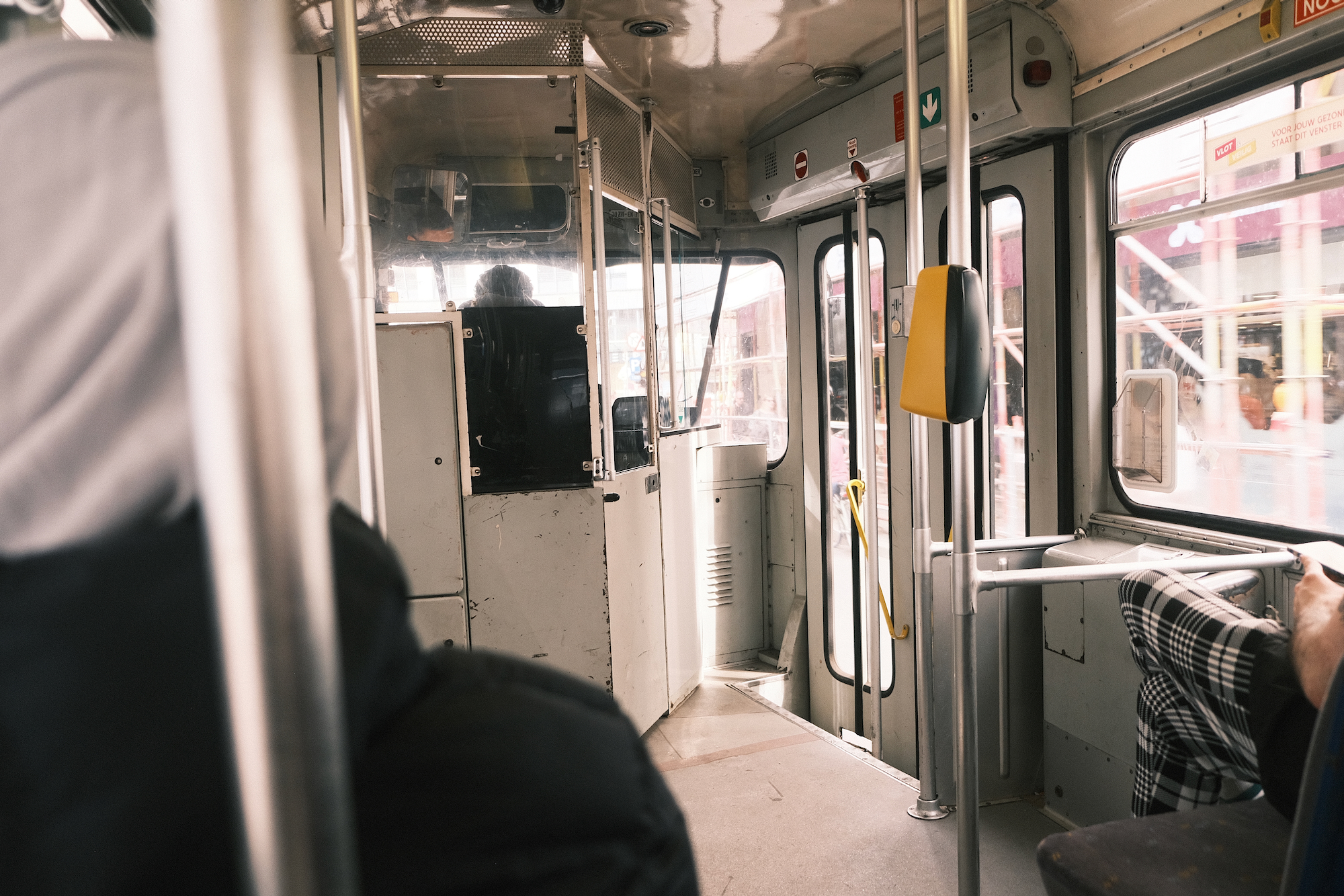 アントワープのトラム内部。見た目はちょっと古いが、車内でクレジットカード決済も可能だしアプリもある。