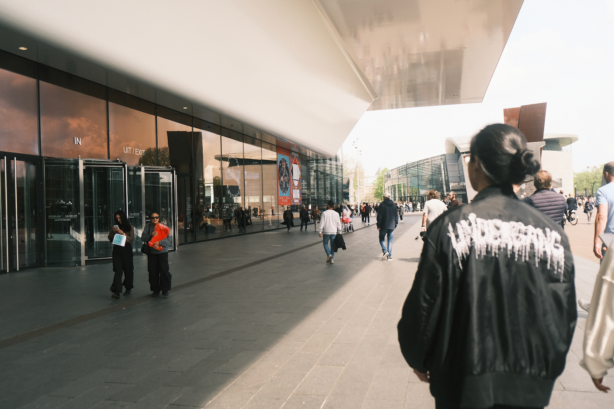 Stedelijk Museum Amsterdam。正面はクラシックな見た目だが、裏側はモダンでコンテンポラリー感。グラフィックデザイナーに有名らしいけど俺は知らなかったので俺はグラフィックデザイナーではない可能性がある