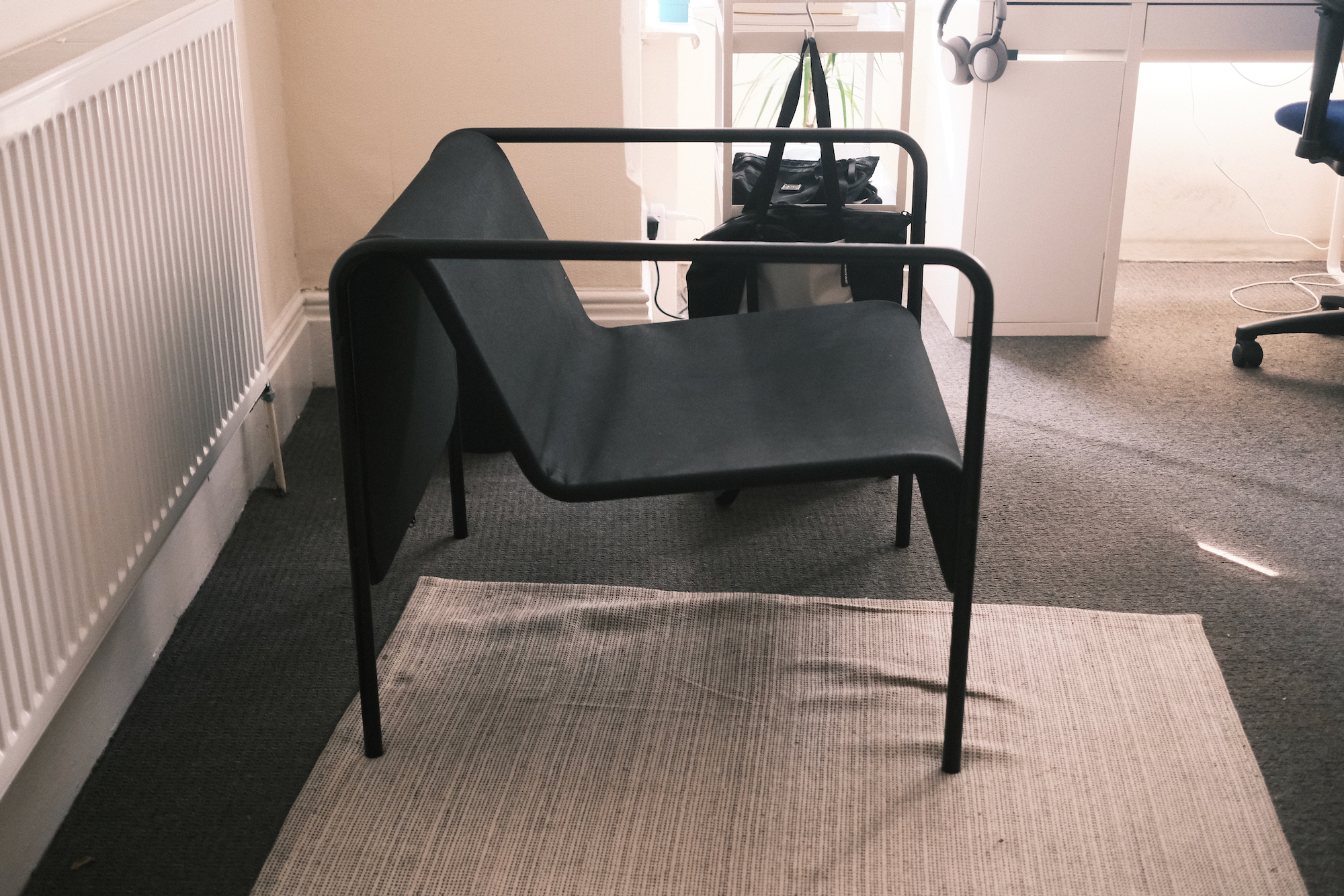 Facebook Marketなどで売るために撮った椅子の写真。結局この椅子は売れず、一旦まだ滞在している同級生に預けている