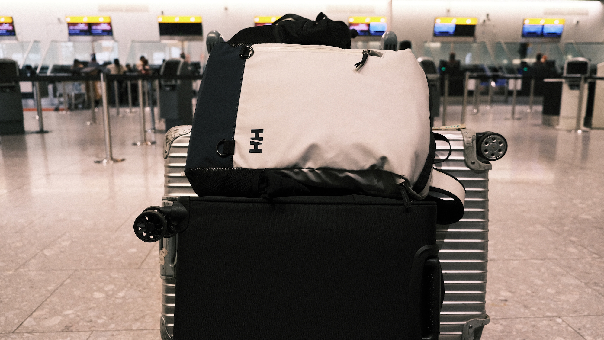 ヒースロー空港にて、荷物。あらゆる鞄がパンパンになっている