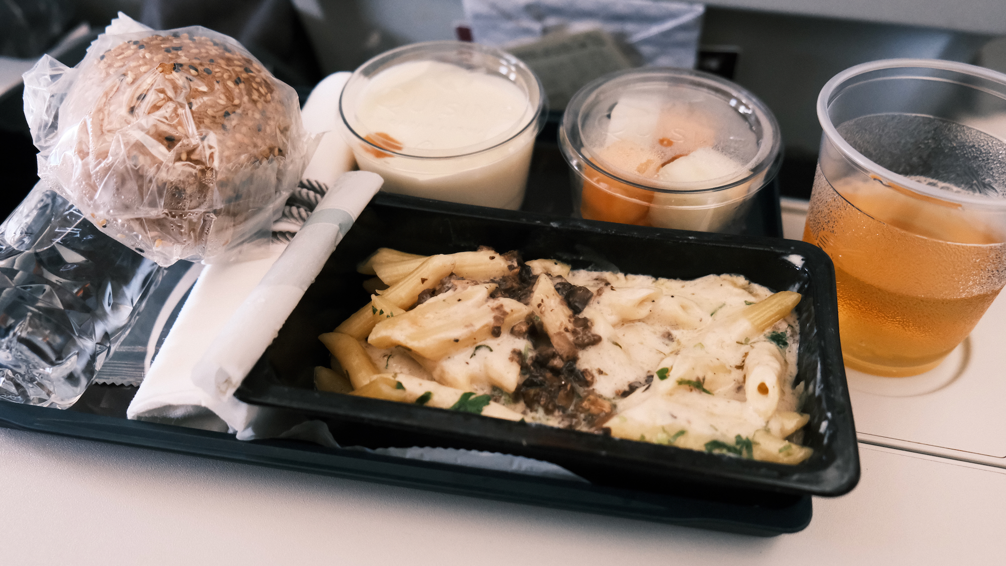 機内食のペンネ。やや濃いめの味付けで美味しい