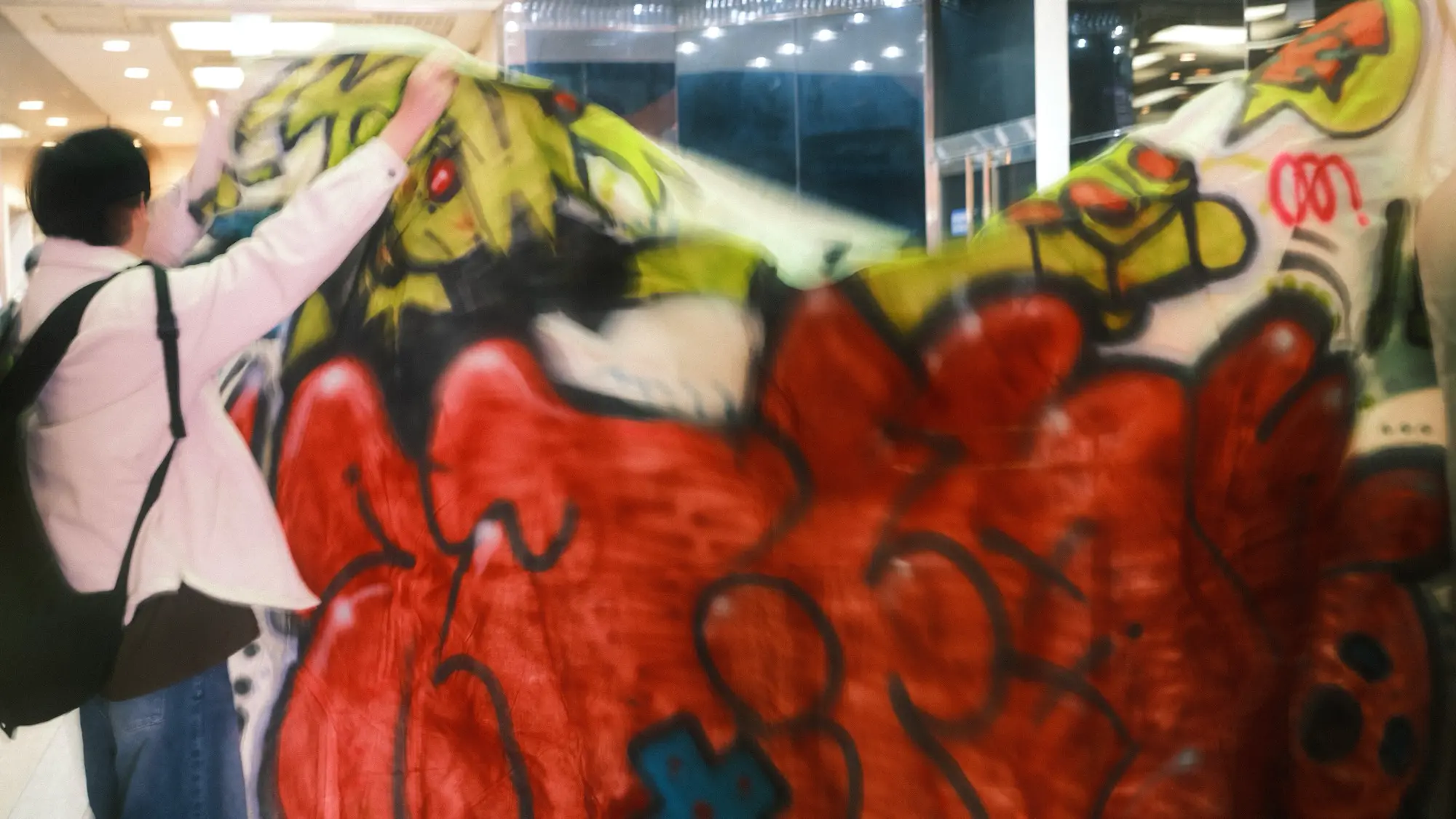 スマ納めで展示されていたグラフィティを持ってきてくれた