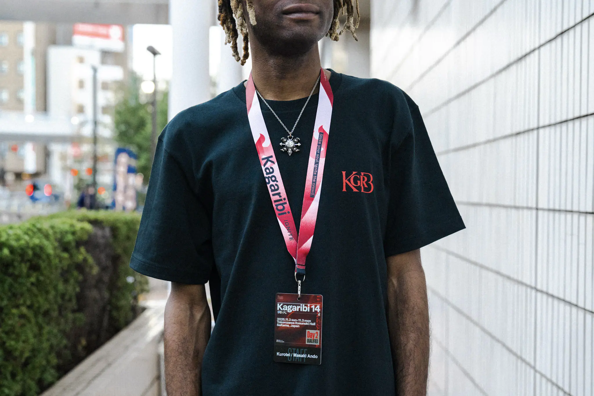 ネックストラップの着用写真、裏面