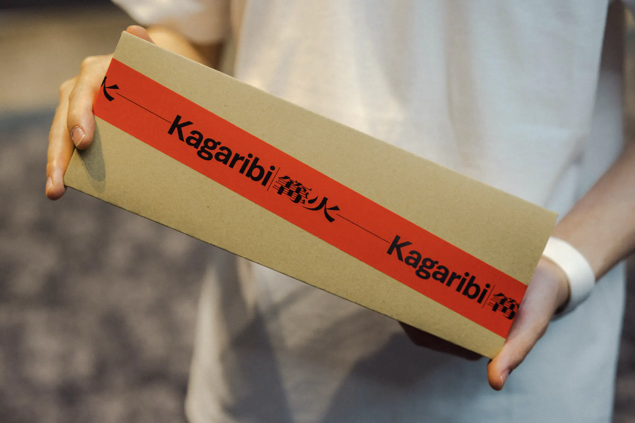 ポスターを入れている箱。オリジナルのテープ付き