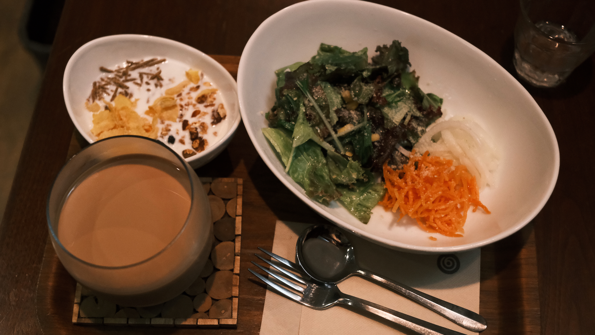 吉祥寺のチャイモーニング。サラダとシリアルとトーストがつく