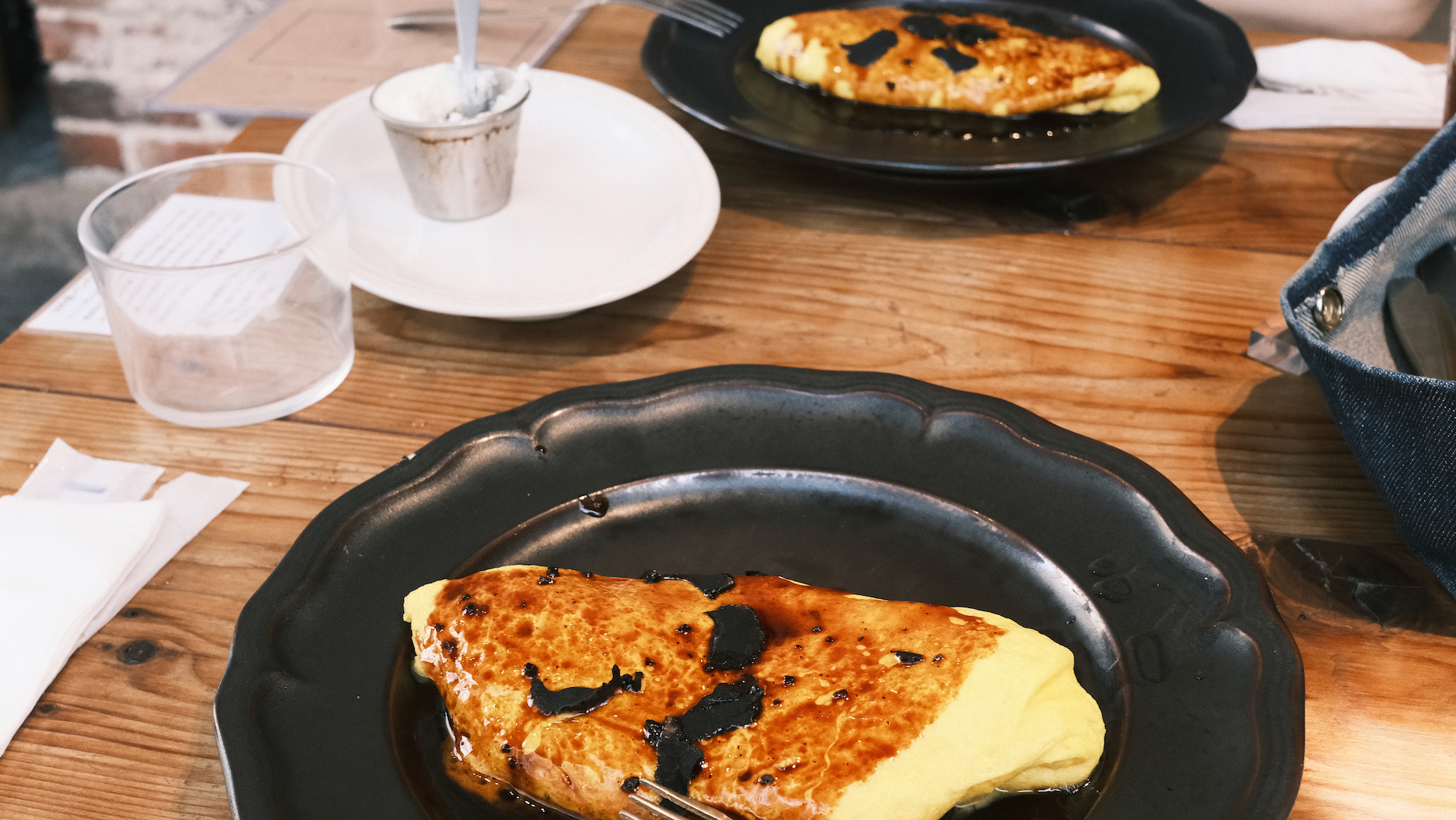 池袋でレクさんと食べたオムレツ。無限にパンが出てくる